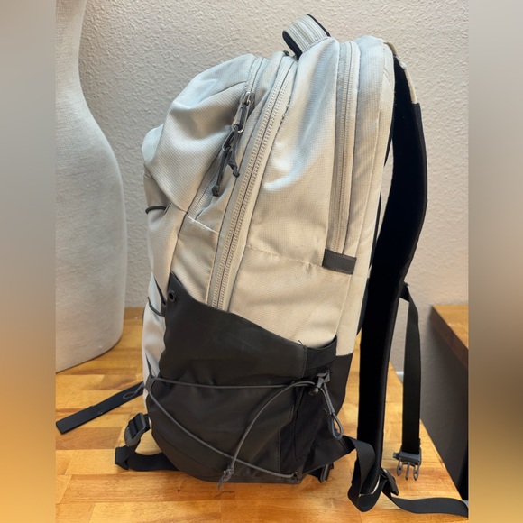 The North Face Borealis Backpack FlexVent 27/28L White Dune Black School Travel - Picture 10 of 13